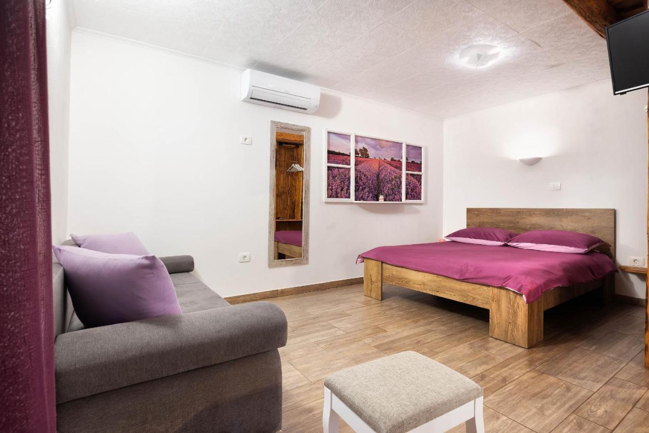 Touristfarm - Apartments "Red Fairytale" Marezige Exteriér fotografie