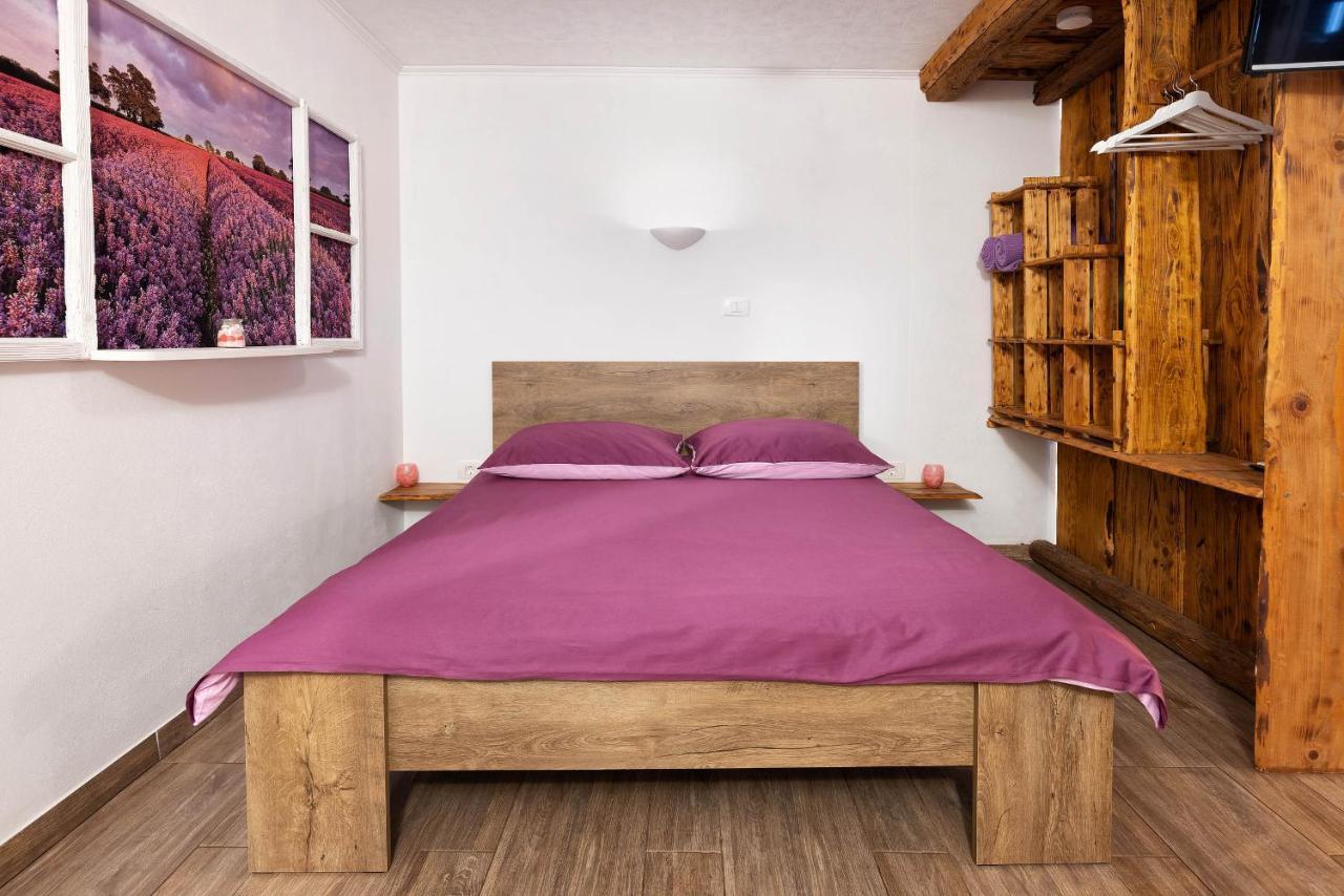 Touristfarm - Apartments "Red Fairytale" Marezige Exteriér fotografie