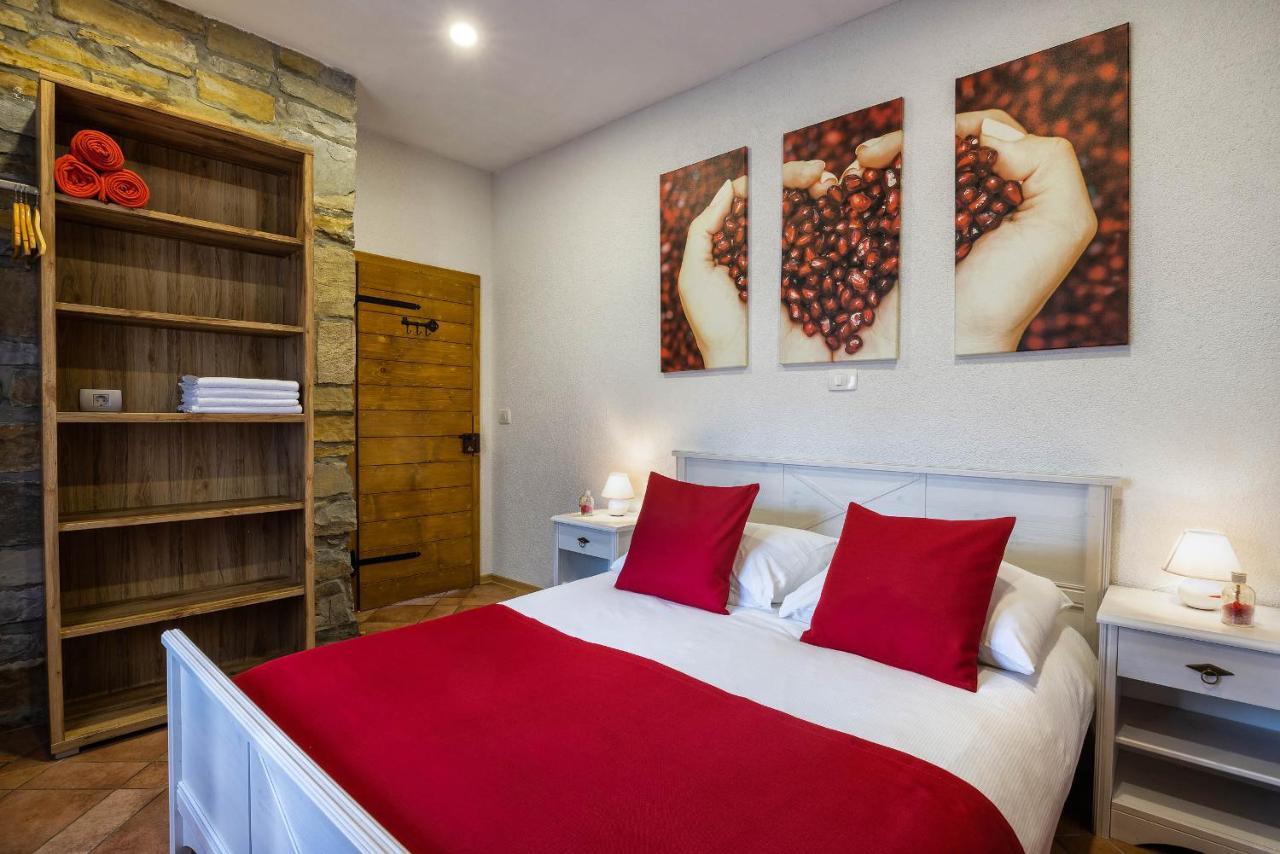 Touristfarm - Apartments "Red Fairytale" Marezige Exteriér fotografie