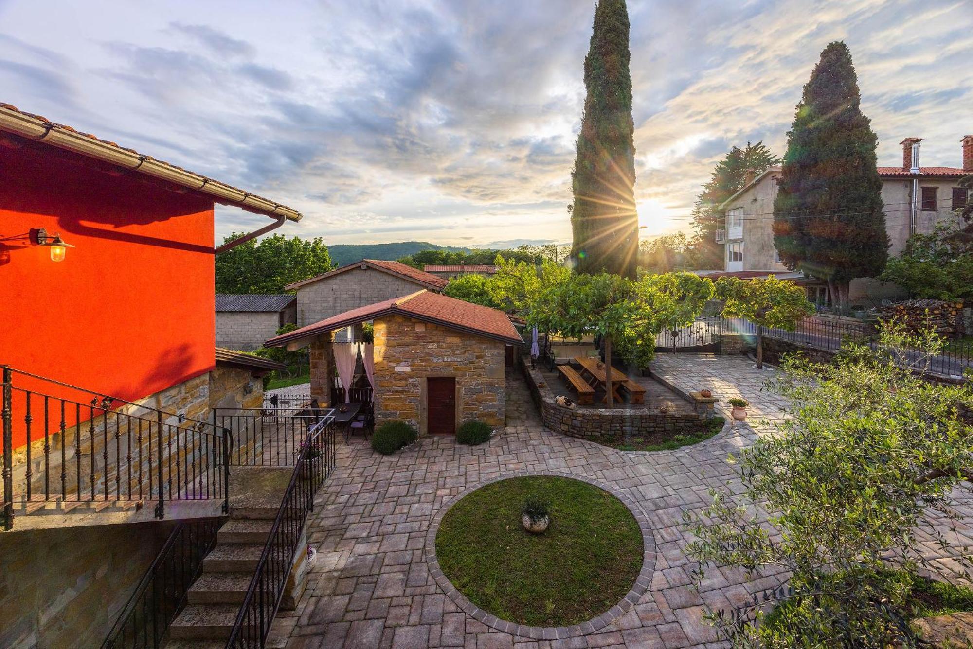 Touristfarm - Apartments "Red Fairytale" Marezige Exteriér fotografie
