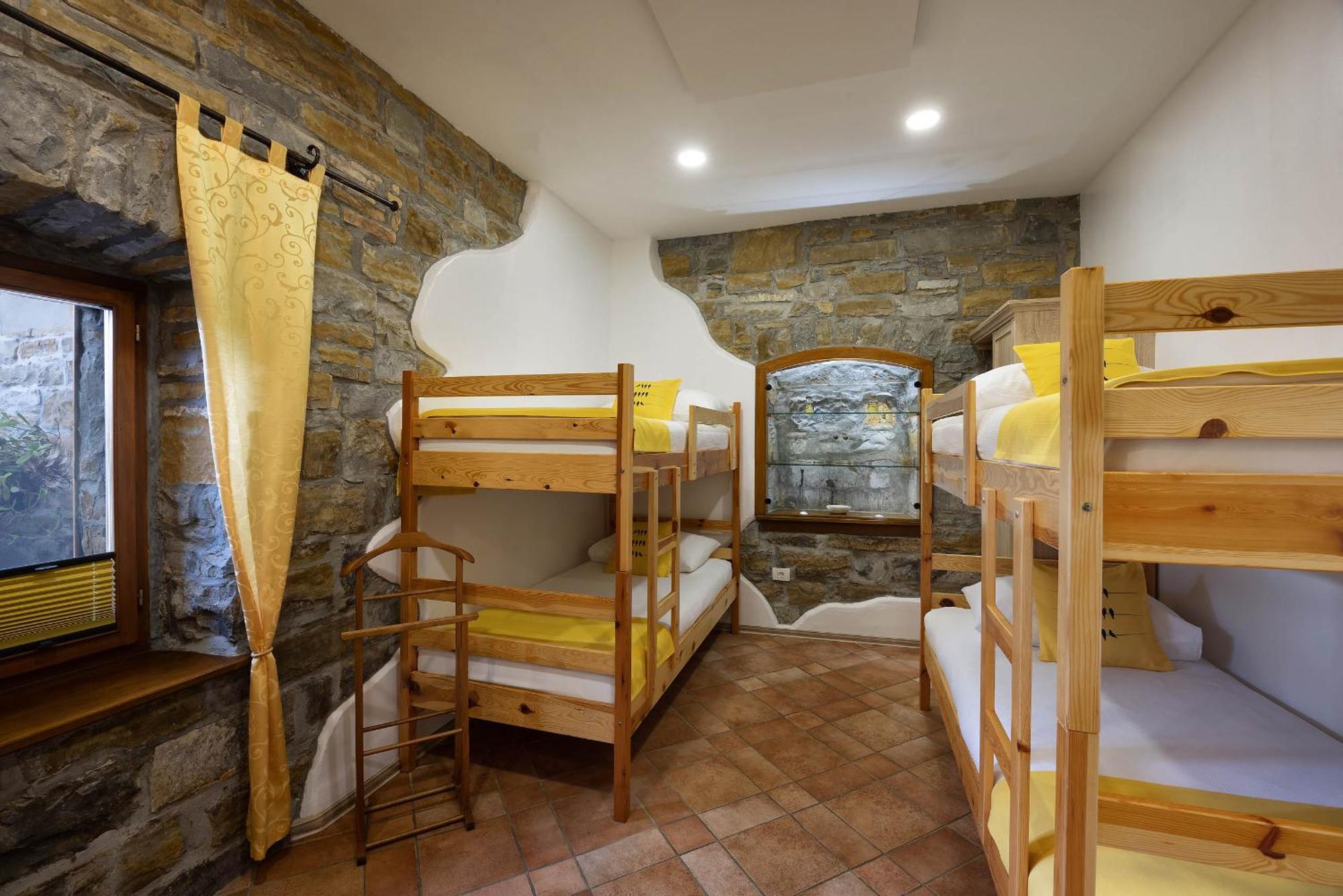 Touristfarm - Apartments "Red Fairytale" Marezige Pokoj fotografie