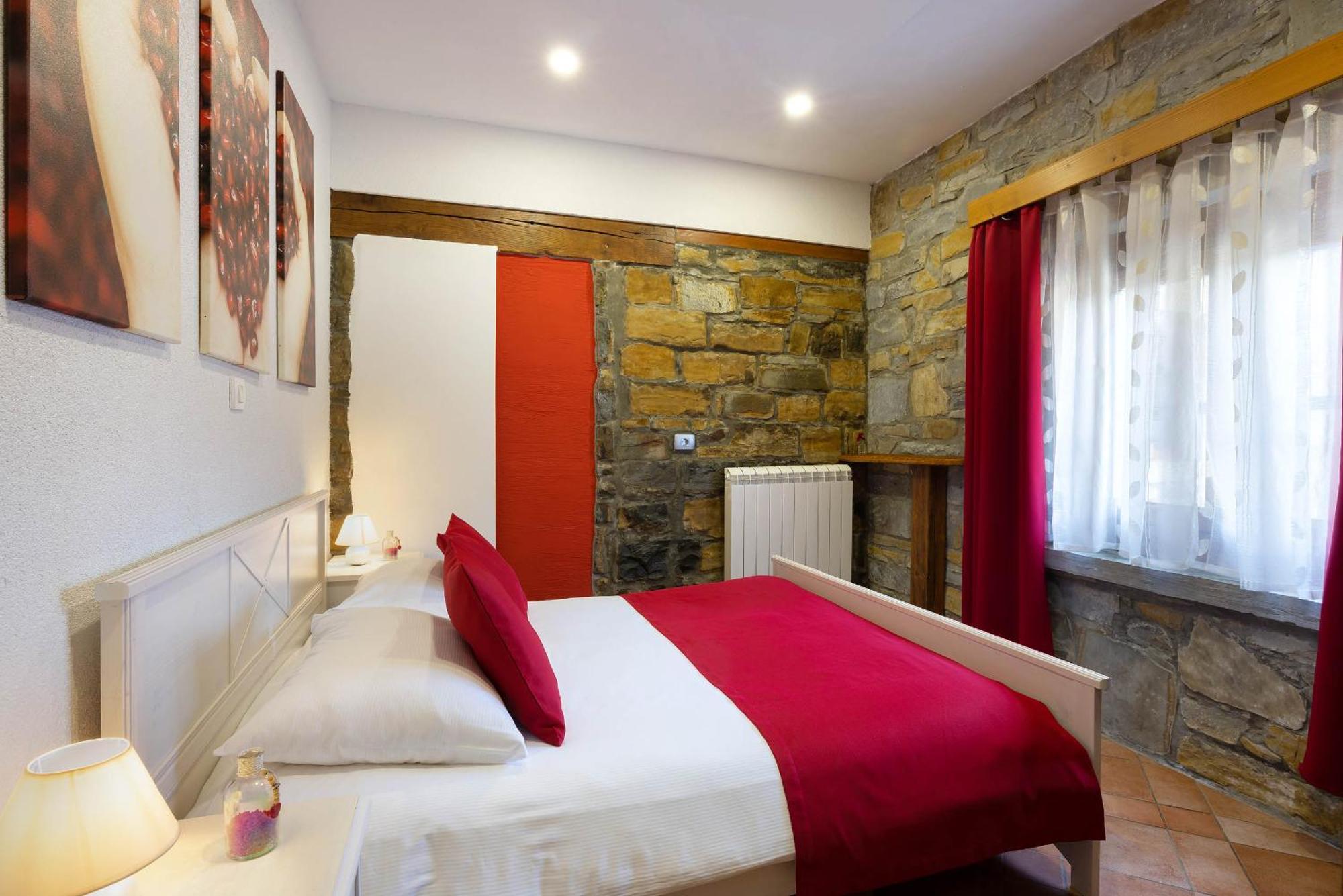 Touristfarm - Apartments "Red Fairytale" Marezige Pokoj fotografie